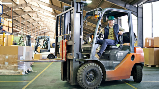 operator wózka widłowego - jedna z najczęstszych ofert pracy za granicą