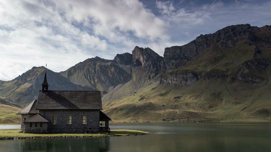 Praca za granicą. Firmy teraz walczą o najlepszych pracowników