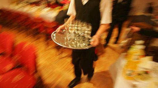 Praca za granicą. Ile może zarobić kelner?