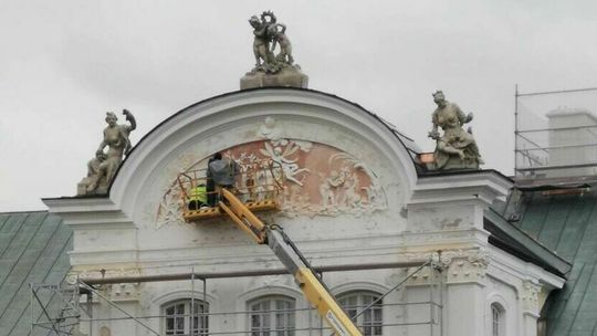 Prace przy elewacji pałacu stanęły. Wykonawca idzie do sądu i NIK 
