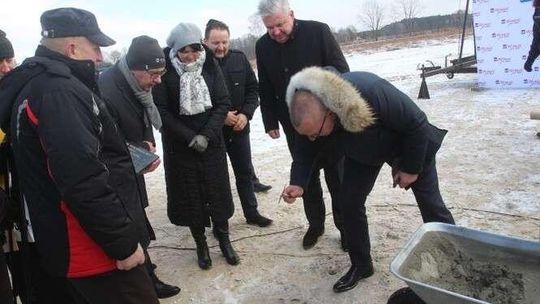 Pracę znajdzie tu ponad 1000 osób. Dzisiaj wbili łopatę pod budowę zakładu [zdjęcia]