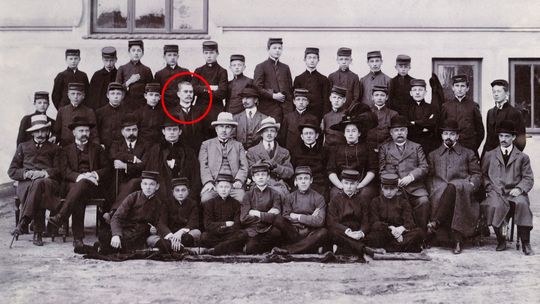 Pracował dla odradzającej się ojczyzny, w Lublinie wychował wiele pokoleń uczniów i harcerzy. Ile kosztuje nasza pamięć?