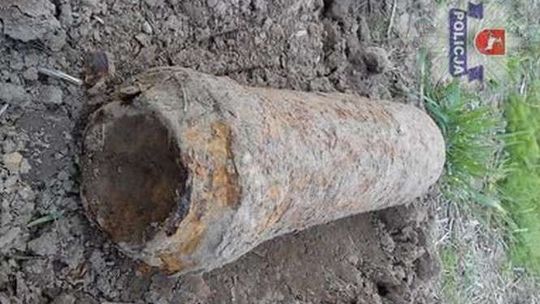 Pracowali na polu. Znaleźli silnik od pocisku rakietowego