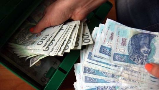 Pracownica banku przez 5 lat zabierała pieniądze z lokat klientów. Nawet po 60 tys. zł