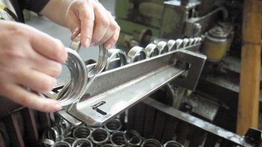 Pracownicy Fabryki Łożysk Tocznych zarobią więcej. Związkowcy: Podwyżka za mała