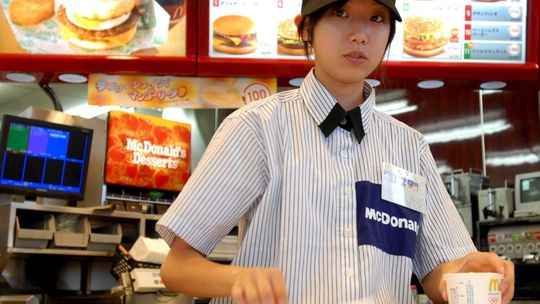 Pracownicy McDonalda w nowych mundurkach