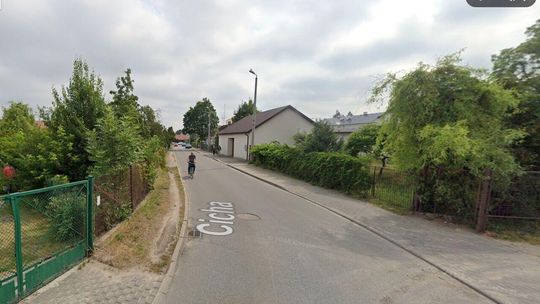 Pracownicy muszą długo szukać miejsc parkingowych. Firma chciała zlikwidować znak 