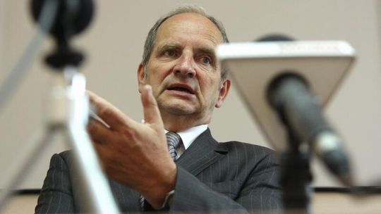 Pracownicy sanepidu bronią swojego szefa
