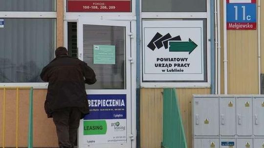 Pracownicy urzędu pracy mają problem. Albo bezpłatny urlop, albo wypowiedzenie