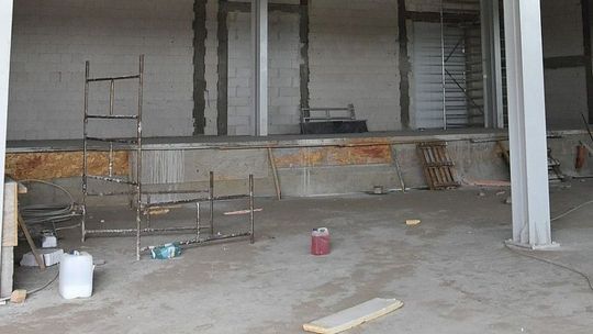 Pracownik przez otwór w stropie spadł na betonową posadzkę