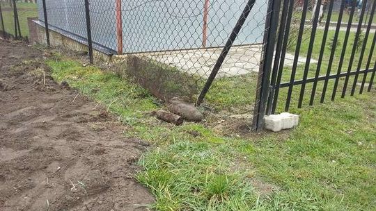 Pracownik znalazł pocisk, policjanci czekają na saperów