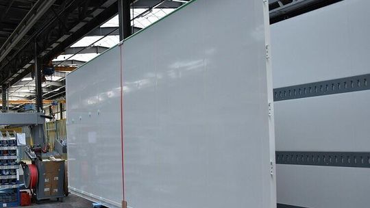 Pracowników przygniotła naczepa 