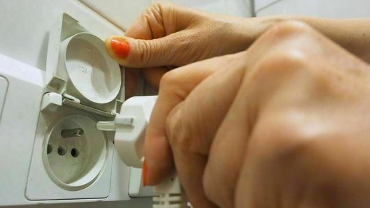 Prąd będzie rekordowo drogi. Eksperci mówią, jak oszczędzić i energię i pieniądze