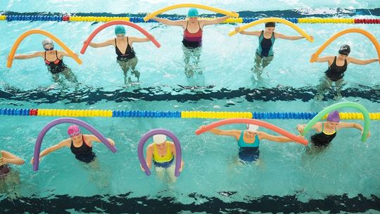 Prąd z suszarki na basenie poraził dwie dziewczynki