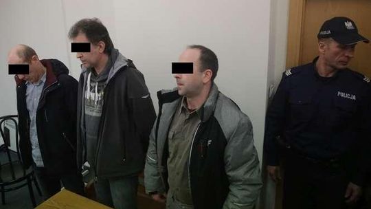 Prądem w genitalia. Zakończył się proces trzech byłych policjantów