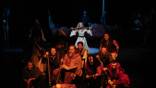 Prapremiera teatralna. Widownia w Lublinie stała się "morzem krwi"