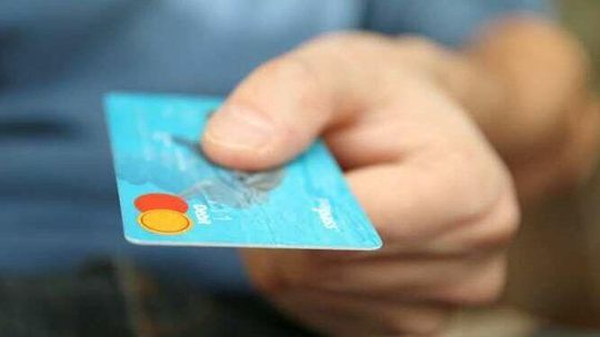 Prawdziwa lekcja zaufania. 45-latek ukradł kartę bankomatową swojej 19-letniej przyjaciółce