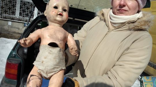 Prawdziwy kolekcjoner mrozu się nie boi. Zdjęcia z targów staroci