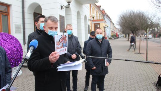 Prawica broni Samorządowej Karty Praw Rodzin. Zapowiada „oświadczenia rodzicielskie” w szkołach