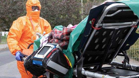 Prawie 22 tys. zakażeń Covid-19. Codziennie 1200 karetek wyjeżdża do pacjentów 