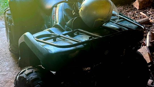 Prawie 4 promile alkoholu, quad i 7-latek. Chłopiec uderzył głową w budynek