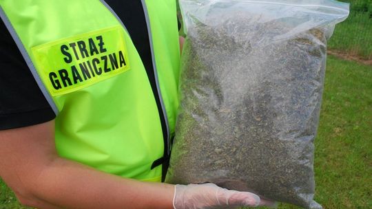 Prawie kilogram \"maryśki\" wyrzucili przy drodze