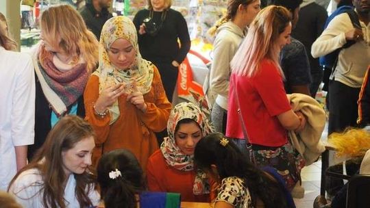 Prawie połowa studentów na tej uczelni jest z zagranicy. Tak kuszą kolejnych chętnych