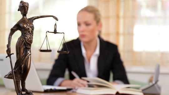 Prawnik a adwokat – jaka jest różnica i do kogo się zgłosić?