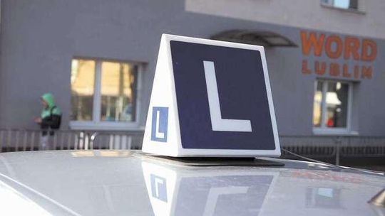 Prawo jazdy. Okres próbny dla młodych kierowców i zielony listek z opóźnieniem