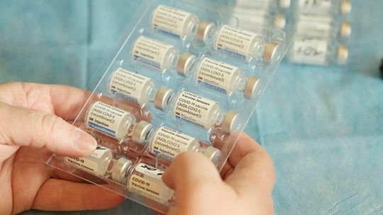 Premier: Bardzo poważnie rozważymy obowiązkowe szczepienia w ramach służby zdrowia