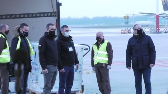 Premier: Dzisiaj przyjechało do Polski 300 tys. dawek szczepionki. Trafią do ponad 250 szpitali