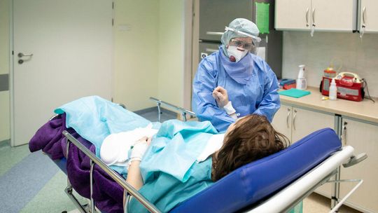 Premier Nowej Zelandii: Wyzdrowiał ostatni pacjent zakażony koronawirusem