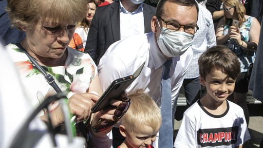 Premier odwiedził w dwa dni 17 miast w woj. lubelskim. Poseł PO: Rząd dziś nie pracuje