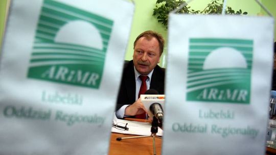 Premier ogłasza koniec partyjniactwa, a na stołkach sami swoi