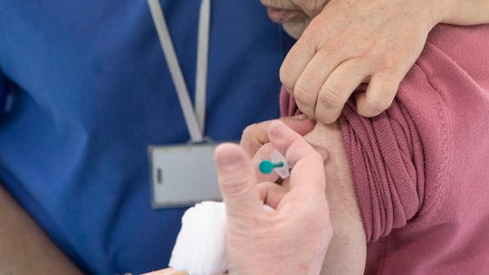 Premier: Szczepionki działają, widać to na przykładzie służby zdrowia i rezydentów DPS-ów