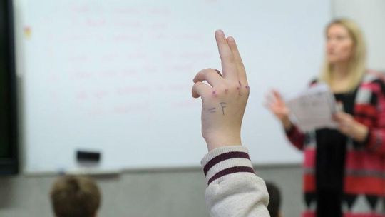 Premier zapowiedział dodatkowy zasiłek opiekuńczy dla rodziców. Jest jeden warunek