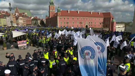 "Premierze, nie przeginaj pały". Wielka demonstracja służb mundurowych w Warszawie