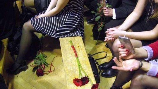 Prezent czy kwiaty dla nauczyciela? Awantura rodziców na zebraniu