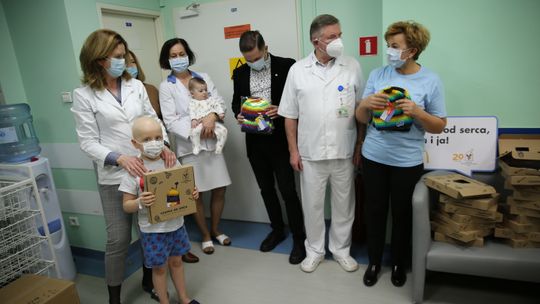 Prezenty od wolontariuszy. "Staramy się wnieść w ten sposób odrobinę uśmiechu dla dzieci'