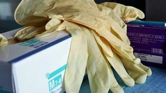 Prezes bialskich wodociągów apeluje: Nie wrzucajcie rękawiczek do toalet