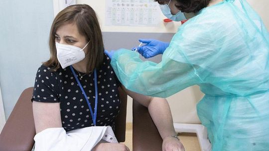 Prezes Naczelnej Rady Lekarskiej: Kolejna fala pandemii nadejdzie, jedyną szansą szczepienia