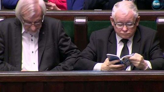 Prezes PiS Jarosław Kaczyński zaczytany w atlasie kotów