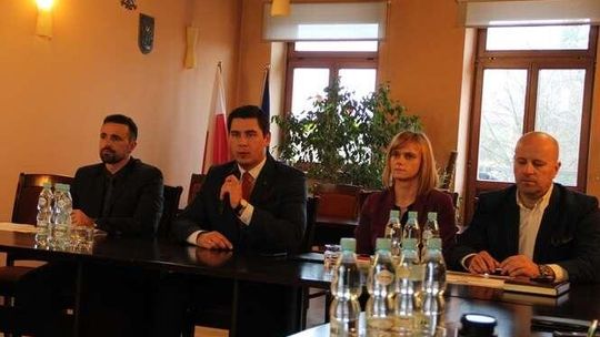 Prezydent: "Jest wiele różnych konkursów i rankingów, które się po prostu kupuje". Naczelny Wspólnoty odpowiada