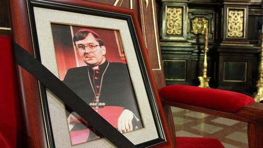 Prezydent Komorowski, kardynał Dziwisz i prymas na pogrzebie abp. Życińskiego