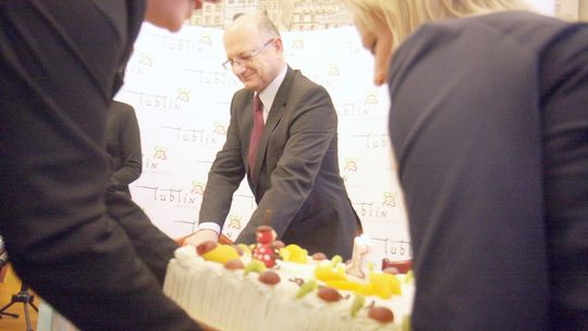 Prezydent Lublina dostał tort z żukiem