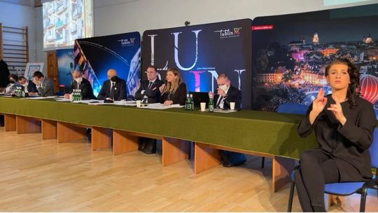 Prezydent Lublina o czymś mówi na spotkaniu z mieszkańcami. O czym? Trudno zgadnąć