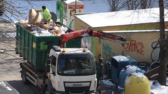 Prezydent Maj chciał podwyżki, ale radni nie chcą droższych śmieci w Puławach. Jest decyzja 