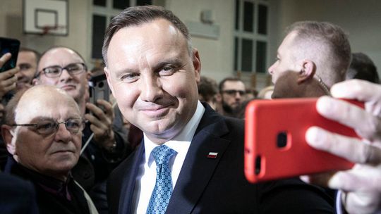 Prezydent, posłowie, wojewodowie dostaną podwyżki. Pensję ma dostać też pierwsza dama – 18 tys. zł