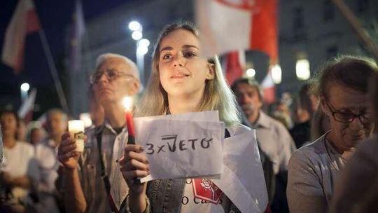 Prezydent zapowiada weto dla dwóch ustaw o sądach, ale manifestacje się nie kończą