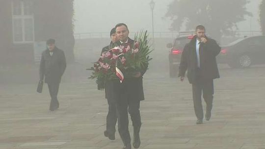 Prezydent złożył kwiaty na grobie Lecha i Marii Kaczyńskich